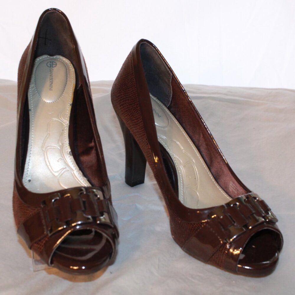 Giani Bernini SZ 7M Brown Faux Snakeskin and Patent SIMONA Peep Toe Pumps